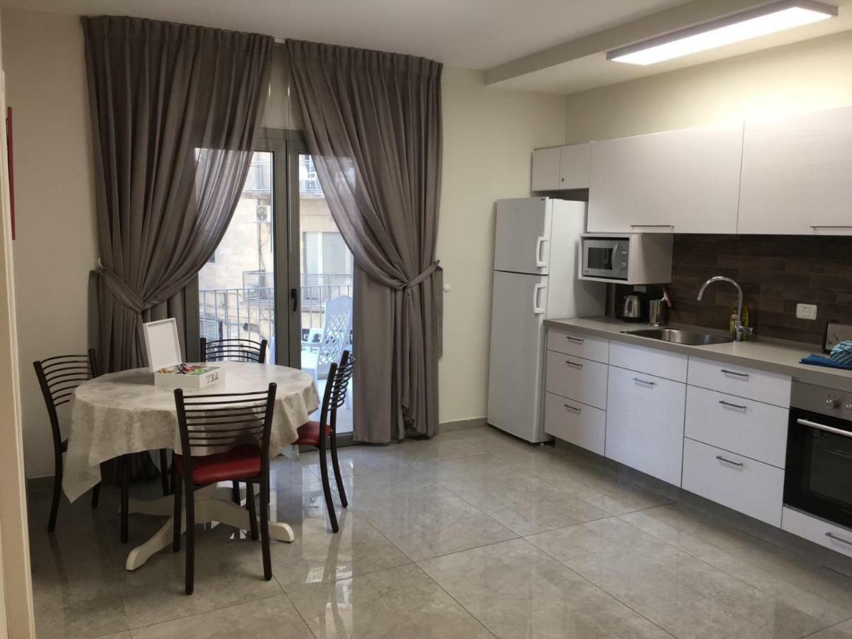 Segal In Apartment Jerusalem